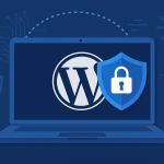 Захист WordPress у 2025 році — безпечний сайт, замок і щит на фоні ноутбука