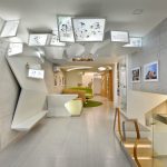 Широке зображення сучасної веб-архітектури Headless CMS з розділенням бекенду та фронтенду через API