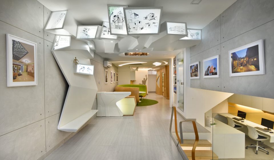 Широке зображення сучасної веб-архітектури Headless CMS з розділенням бекенду та фронтенду через API